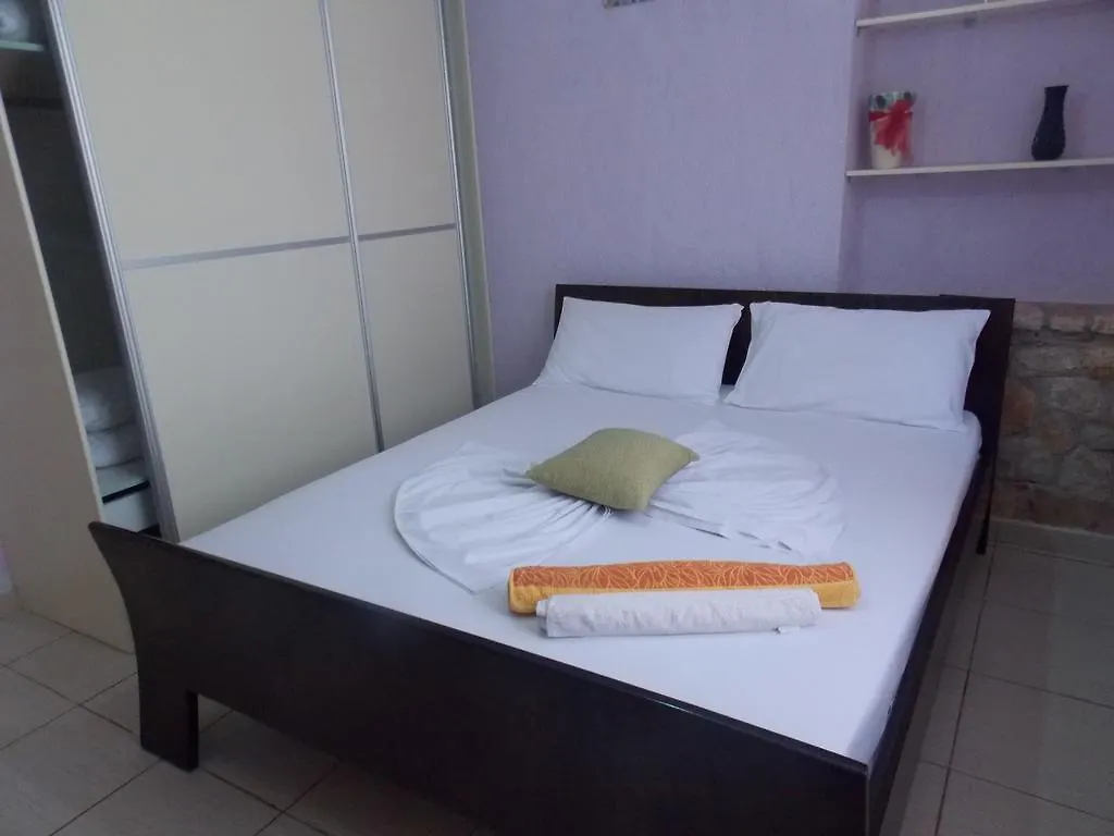 Natural Holiday Houses Ksamil Apartment